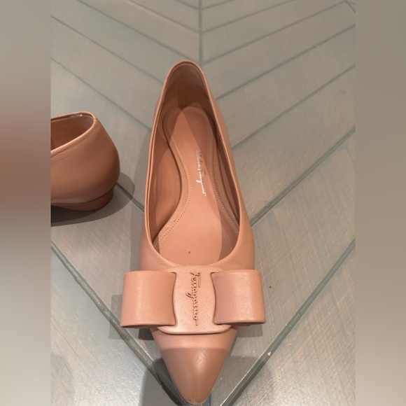 Salvatore Ferragamo Nude/Tan Leather Pointed-Toe Bow Flats - Picture 8 of 14